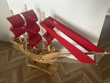 корабль в бутылке: Деревянная модель парусника с алыми парусами. Корпус корабля выполнен