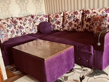 metbex masası: Bənövşəyi rəngli L formalı yumşaq künc divan və uyğun hərəkətli