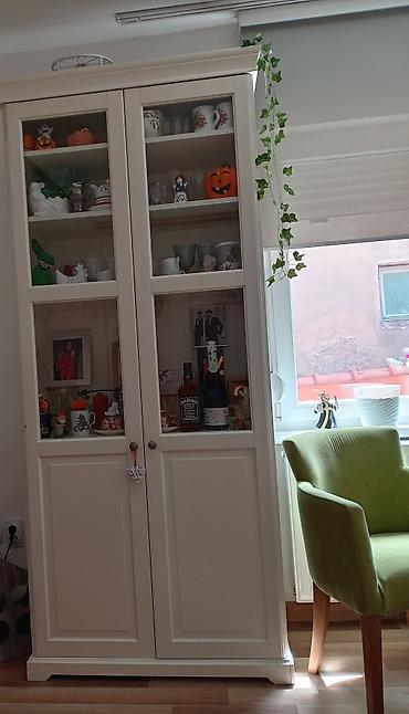 Vitrina/ormar za dnevnu sobu sa staklenim i punim vratima - Klasičan