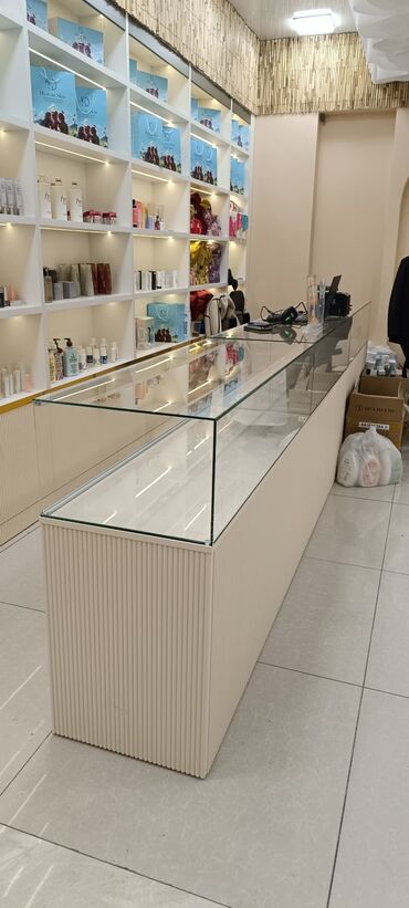 готовый бизнес салон кросаты: Стеклянные витрины и прилавки для магазинов - Прямые витрины-прилавки
