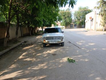 lada 014: Ağ rəngli, klassik dizaynlı sedan avtomobil. Avtomobil gündəlik