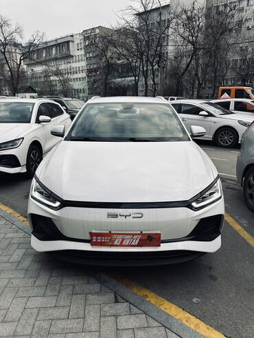 BYD: BYD E2 — это компактный электрический хэтчбек китайского производства