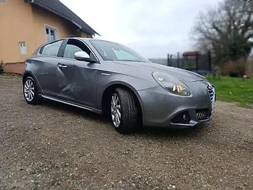 dn auto nis: Alfa Romeo Giulietta desno krilo kod boje 618. Alfa Romeo Giulietta — 2