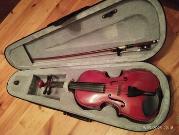 Gitaralar: Skripka Rəng: bordo/şərab qırmızısı Ölçü: 4/1 Əla vəziyyətdədir👍🏻