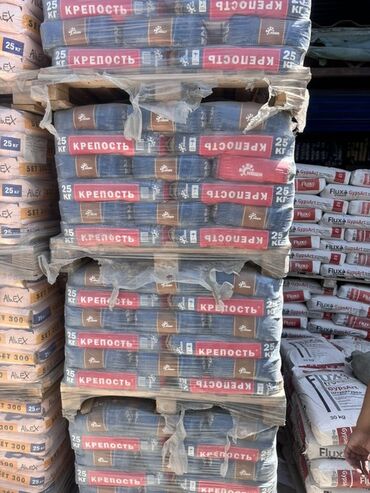 удобрение для газона: Строительная смесь "Крепость" в мешках по 25 кг, предназначенная для