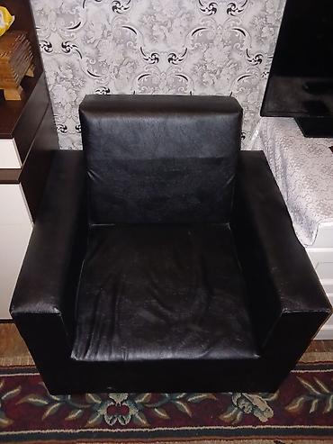 Qara rəngli, modern dizaynlı kreslo - Material: dəri effektli parça