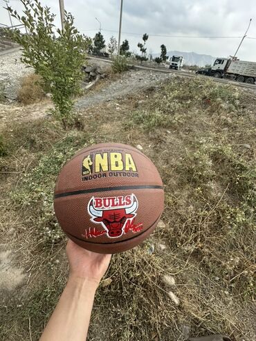 мужские топы: Баскетбольный мяч NBA с логотипом Chicago Bulls. - срочно продам