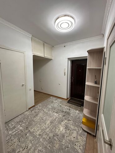 сдаю квартиру в районе аламединского рынка: 3 бөлмө, 54 кв. м, Жеке план, 5 кабат, Косметикалык ремонт