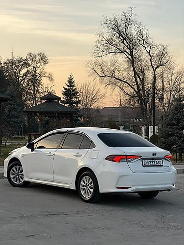 Toyota: Toyota Corolla: 2021 г., 1.8 л, Вариатор, Гибрид, Седан — 2