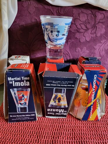 Čaše: Case nove za martini i druga pica, 2006godina,puno staklo. Komada — 3
