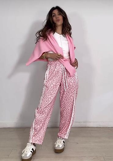 Donji deo: ✅Ženske pantalone sa animal printom – sportsko‑casual model
✅2350 din — 1