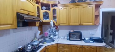 белый стол на кухню: Mətbəx mebeli işlənmiş, üstü taxta, yaxşı vəziyyətdədir