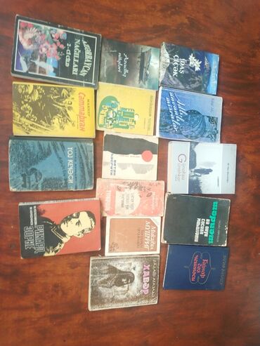 Bədii ədəbiyyat: Müxtəlif müəlliflərin əsərlərindən ibarət kiçik formatlı kitablar