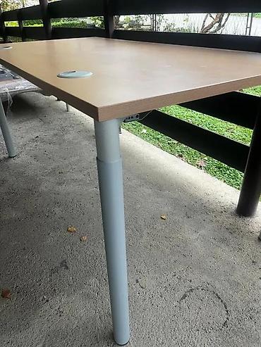 ikea ormari za sobu: Radni sto sa metalnim nogama i provodnicima za kablove - Prostrana — 4
