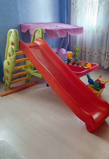 Uşaqlar üçün digər mallar: Детский уголок.Состоит из горки,песочницы,качелей и загона. Аксессуары — 5