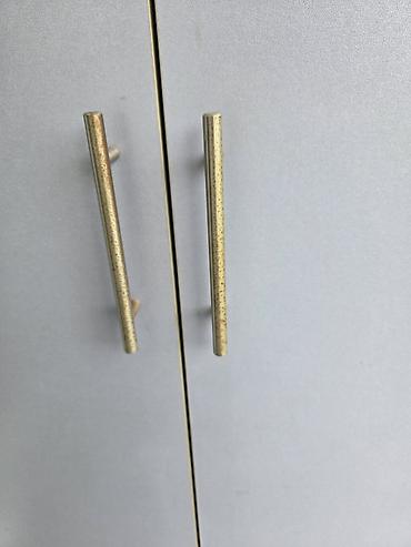 Ormari: 2 Siva dvokrilna ormana sa policama - Materijal: pločasti materijal — 4