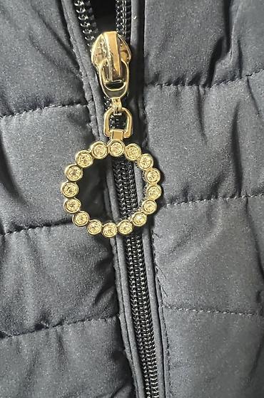 Üst geyimi: Qadınlar üçün qara qısqa quilted yüngül jaket - Rəng: qara - Siluet — 7