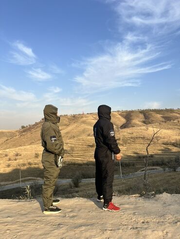 спортивные одежды: Комбинезон, С утеплителем, Внутренние и внешние карманы