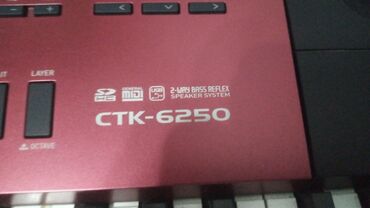 синтезатор в аренду: Синтезатор Casio CTK-6250 выполнен в корпусе вишневого цвета с черными