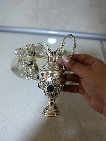 dekor vitrin: Zərif naxışlı metal süfrə dəsti Tərkibi: - Oval serveer boşqabı - — 4