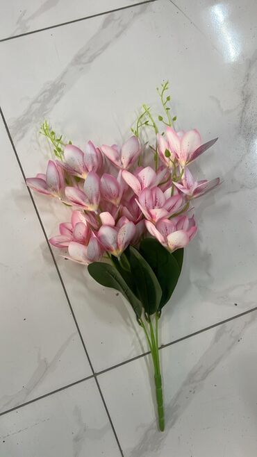 Süni güllər: Məhsul: Süni gül buketləri və kompozisiyalar Təsvir: - Realistik — 18