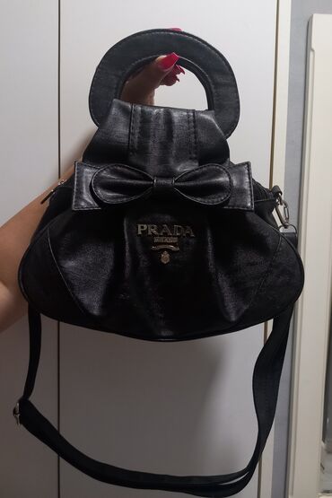 crni jednodelni ferre kupaci: Odlična kopija Prada torbe, od kvalitetne eko kože, kupljena u
