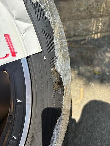 275 40 22: 235/40R22 ölçülü təkərli qara rəngli avtomobil diski. Bu disk müasir — 2