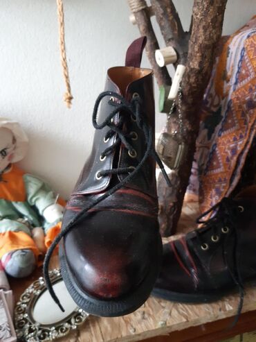 Pantalone slicnena slici broj nemaju - Srbija: Dr. martensBroj 39Gaziste 25cmOdličneRemontirane napred su prosivene