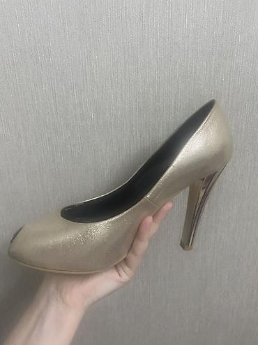 Qızılı rəngdə qadın tuflisi – platformalı, hündür dabanlı peep-toe