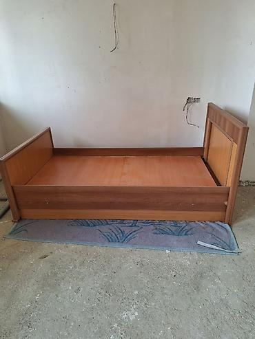 Çarpayılar: Tək nəfərlik taxta çarpayı
Matras yoxdur — 2