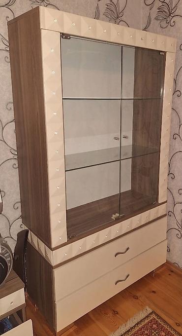 șkaf: Vitrin şkaf - Material: gövdə – ağac teksturalı laminat; ön hissələr — 2