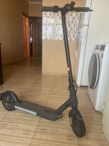 İşlənmiş Elektrik samokat 11", 251 - 350 Vt, 16 - 25 km/s, Ünvandan götürmə