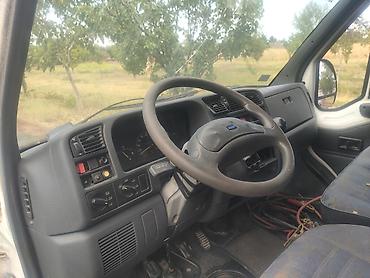 kombi 8 1: Dostupno: beli furgon/teretno vozilo sa dvoja prednja vrata i velikim — 9