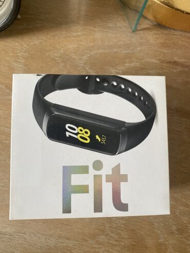 Другие смарт-часы: Фитнес-браслет Samsung Fit с черным ремешком. Этот браслет отслеживает