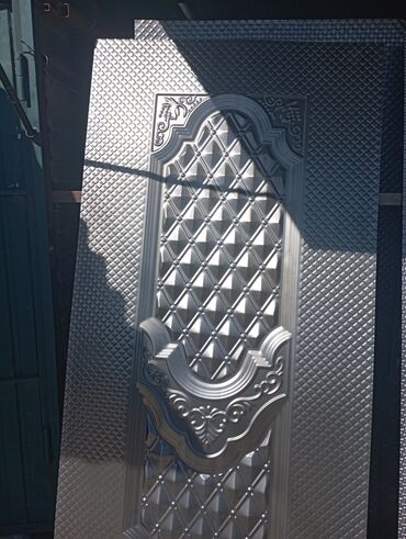 Откатные ворота: Элегантные кованые ворота черного цвета с изящными золотистыми — 32