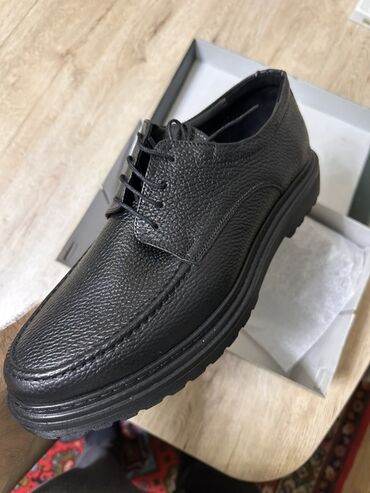 Ayaqqabılar: Türkiyədən sifariş olunub təmiz dəridir yumşaq rahat ayaqqabıdır. Ölçü — 8