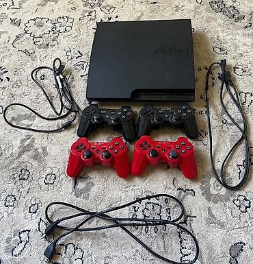 PlayStation 3 (PS3) с комплектом аксессуаров. В комплекте на фото: -