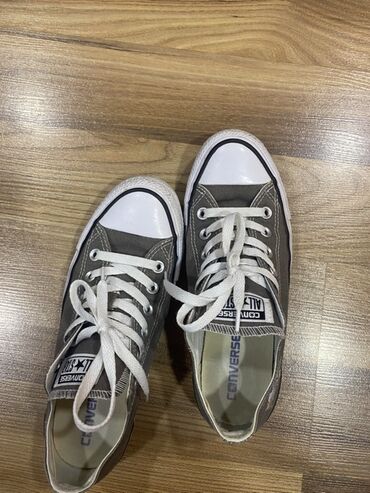 Krasofkalar və idman ayaqqabıları: Converse, original sneaker. Sadəcə birinin içərisində daban hissəsində