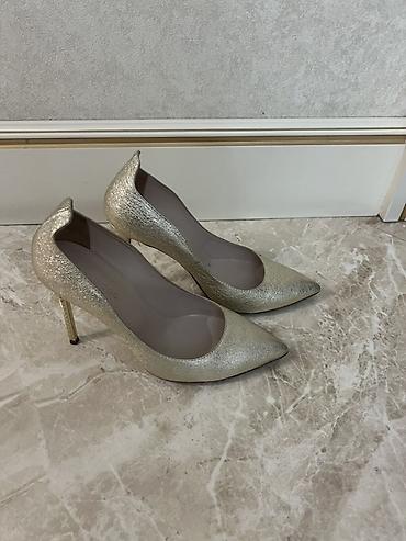 tufliler 2020: Qızılı rəngli qadın tuflisi – klassik stilettos - Burun: iti (pointed — 2