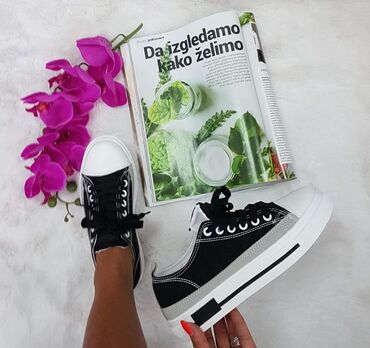 Women's Sneakers and athletic shoes: 36-41
2000 — 7