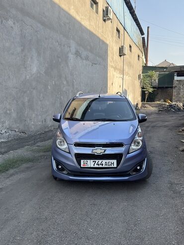 арзан машина жугули: Хэтчбек Chevrolet Spark синего цвета с характерным дизайном кузова