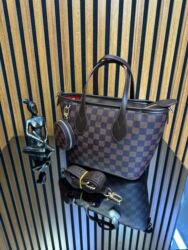 Putni koferi i torbe: Torbe
Cena:4400 din

Veličina:30x20cm
Svaka torba ima serijski broj — 5