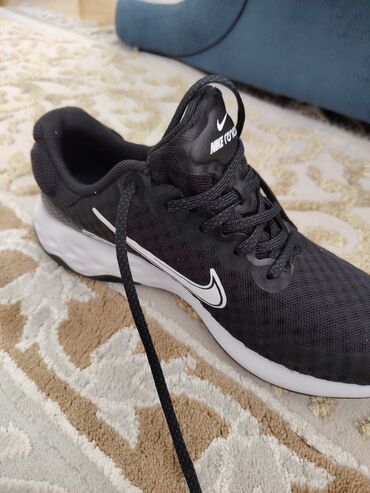 Босоножки, сандалии, шлепанцы: Nike brendinin qara rəngli qaçış ayaqqabıları. Ağ rəngli rezin altlığı