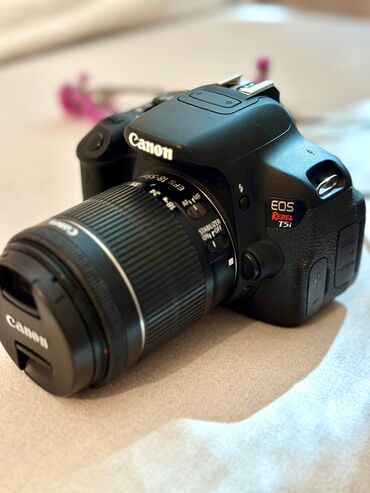 Canon EOS Rebel T5i rəqəmsal güzgüli kamera. Bu model sabitləşdirici
