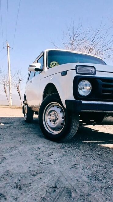 VAZ (LADA): Lada Niva 4x4 (VAZ 2121) – ağ rəngli, 3 qapılı off-road SUV. Tam — 3