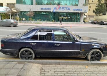 Mercedes-Benz: 111 Mator Qaz quraşdırılıb texpasportda qeyd olunub. Dəri salon — 4