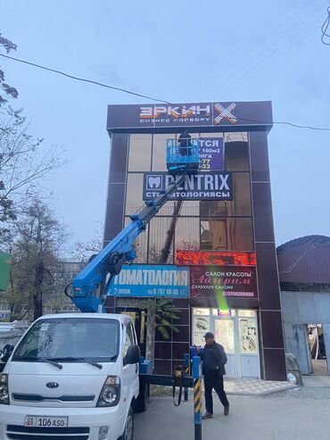 аренда футбольная поля: Сатам Маникюр салону 180 кв. м, 3 бөлмө, Ремонту менен, Жабдууларсыз, Соода борбору, Кирүү өзүнчө
