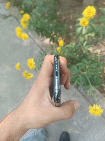 ucuz notebook: Smartfonun yuxarı hissəsində olan dinamik, mikrofon və yan düymələr