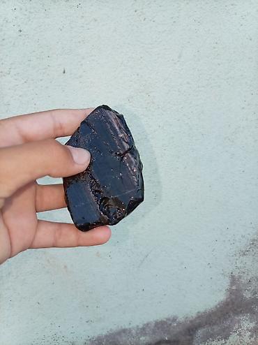 əl saatları: 51 ədəd Tünd qara rəngli obsidian . Xüsusiyyətlər: - Rəng: dərin qara — 2