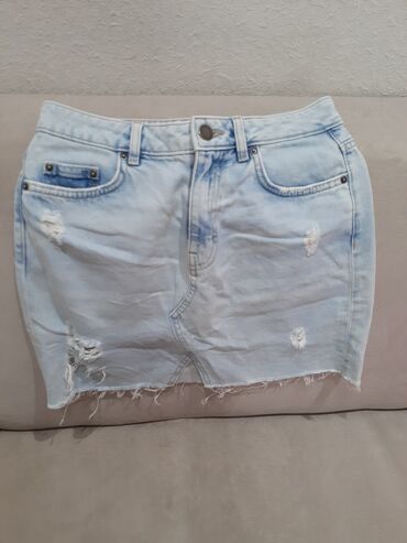 Şortlar: Qadın geyimi – cins şort və cins ətək dəsti. Biri 15 manat. İkisini de — 4